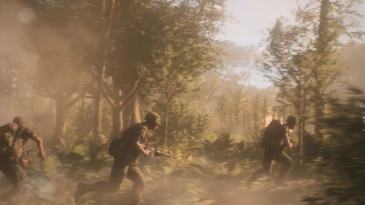 Hell Let Loose: Vietnamで部隊がジャングルを進む公式ゲーム画面