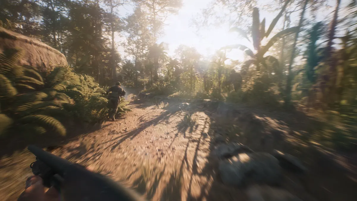 Hell Let Loose: Vietnamで兵士が戦場を進む公式ゲーム画面